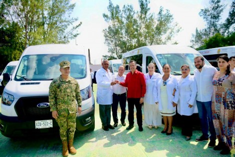 Durante su jornada de trabajo de este viernes en la conurbación Veracruz- Boca del Río, el Gobernador Cuitláhuac García Jiménez entregó vehículos que serán destinados a cada una de las jurisdicciones sanitarias para continuar con los servicios que se brindan a la población en todo el territorio veracruzano.