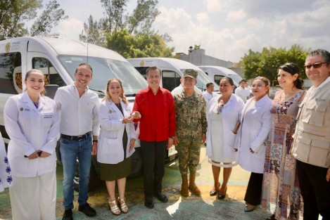 Durante su jornada de trabajo de este viernes en la conurbación Veracruz- Boca del Río, el Gobernador Cuitláhuac García Jiménez entregó vehículos que serán destinados a cada una de las jurisdicciones sanitarias para continuar con los servicios que se brindan a la población en todo el territorio veracruzano.