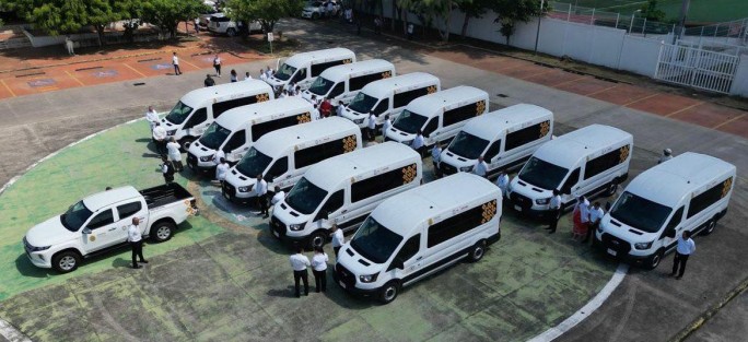 Durante su jornada de trabajo de este viernes en la conurbación Veracruz- Boca del Río, el Gobernador Cuitláhuac García Jiménez entregó vehículos que serán destinados a cada una de las jurisdicciones sanitarias para continuar con los servicios que se brindan a la población en todo el territorio veracruzano.
