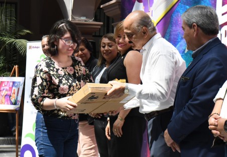 El alcalde de Xalapa, Ricardo Ahued Bardahuil, realizó la premiación de las ganadoras del concurso de cuento y dibujo Historias de Niñas Extraordinarias 2024, iniciativa que se logra  con el trabajo y esfuerzo del Cabildo y el Instituto Municipal de las Mujeres de Xalapa (IMMX).
