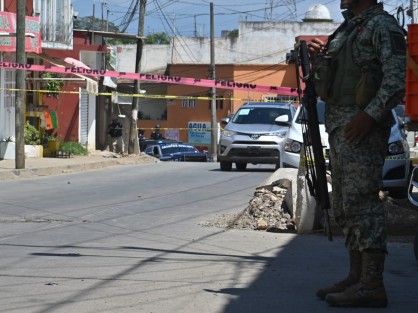 Movilización policiaca la mañana de este sábado en la ciudad de Xalapa, luego de que se reportaron balazos atrás de la terminal de Auto Transporte Banderilla. Policías Municipales acudieron al lugar donde persiguieron y se enfrentaron a presuntos delincuentes que huían en camioneta gris tras asesinar a un hombre. 