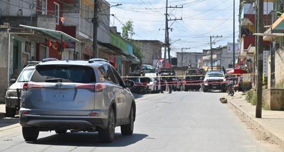 3 personas fueron detenidas por los hechos, 2 de ellos resultaron heridos. La persona asesinada quedó dentro de un automóvil en la calle Pimiento. 