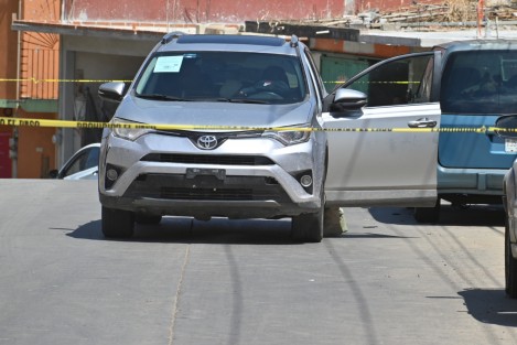 3 personas fueron detenidas por los hechos, 2 de ellos resultaron heridos. La persona asesinada quedó dentro de un automóvil en la calle Pimiento. 