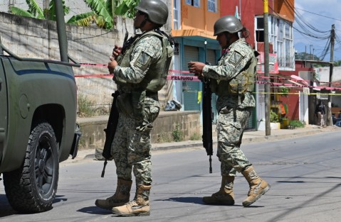 3 personas fueron detenidas por los hechos, 2 de ellos resultaron heridos. La persona asesinada quedó dentro de un automóvil en la calle Pimiento. 