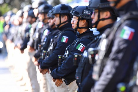 Para fortalecer la estrategia de seguridad, vigilar el cumplimiento de los protocolos de intervención policial y garantizar el respeto a los derechos humanos, este sábado se pusieron en funcionamiento 25 cámaras móviles para patrullas y 50 cámaras de solapa que entregó el alcalde Ricardo Ahued Bardahuil a personal de la Policía Municipal de Xalapa.
