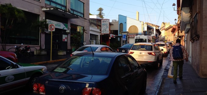 Continúa cerrado el paso en la esquina de Mata y Zamora. 7 a.m. se alistan.para echar el concreto. Use vías alternas.