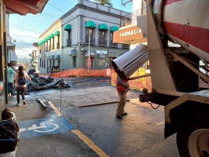 Continúa cerrado el paso en la esquina de Mata y Zamora. 7 a.m. se alistan.para echar el concreto. Use vías alternas.