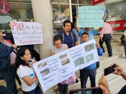 Habitantes de las comunidades La Laguna, Las Lomas y La Orduña, del municipio de Coatepec, denunciaron que sus fuentes de agua son afectadas por la extracción de arena en 4 minas de la zona. Relataron que desde 2001 ha habido manifestaciones, entrega de oficios y requerimientos a instituciones para detener esta situación.
