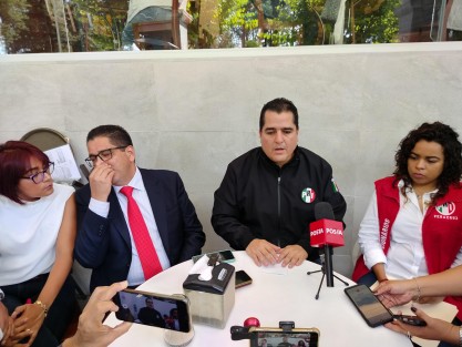 El dirigente estatal del Partido Revolucionario Institucional (PRI), Adolfo Ramírez Arana, acusó que el Organismo Público Local Electoral (OPLE) está cometiendo actos anticonstitucionales al otorgar a MORENA en el Congreso de Veracruz un número mayor de diputaciones de lo permitido. 