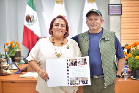 La diputada representante del Distrito XXIV de Santiago Tuxtla, Janix Liliana Castro Muñoz, y el diputado del Distrito XVIII de Huatusco, Hugo González Saavedra, realizaron la entrega de su tercer y último informe de labores legislativas a la presidencia de la Mesa Directiva, a cargo de la diputada Adriana Esther Martínez Sánchez.