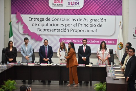 En las instalaciones del OPLE se realizó la entrega de constancias de asignación de diputaciones locales por el principio de representación proporcional. 