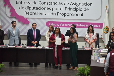 En las instalaciones del OPLE se realizó la entrega de constancias de asignación de diputaciones locales por el principio de representación proporcional. 