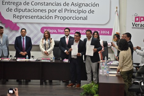 En las instalaciones del OPLE se realizó la entrega de constancias de asignación de diputaciones locales por el principio de representación proporcional. 