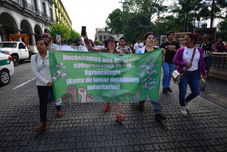 Estudiantes de la Licenciatura en Agroecología y Soberanía Alimentaria (Región Xalapa) de la Universidad Veracruzana anuncian que asistirán a clases bajo protesta, exigiendo la destitución del director Daniel Bello López, ante lo que consideran una gestión nula y una invisibilización sistemática de su comunidad.