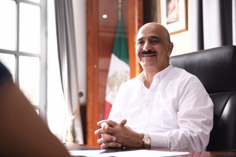 No hay impedimento legal para asumir la titularidad de la Secretaría de Gobierno, pues cumplo con los requisitos que establece la Constitución Política del Estado de Veracruz para el cargo y cuento con licenciatura y cédula profesional, afirmó el alcalde Ricardo Ahued Bardahuil.