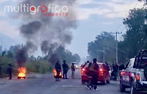Reportan cierre de la carretera federal Ciudad Mendoza- Tehuacan, a la altura de la comunidad Aguachinola, cientos de pobladores quemaron llantas, atravesaron palos, para pedir a la CFE reparación del suministro eléctrico ya que llevan varios días sin el servicio.