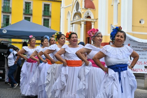 Con bailes, poemas y partiendo un pastel en plena calle Enríquez, integrantes de AJUPIV celebraron su décimo aniversario como agrupación y su tercer año de manifestaciones ante el adeudo que reclaman al gobierno del estado. 