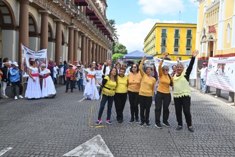Con bailes, poemas y partiendo un pastel en plena calle Enríquez, integrantes de AJUPIV celebraron su décimo aniversario como agrupación y su tercer año de manifestaciones ante el adeudo que reclaman al gobierno del estado. 