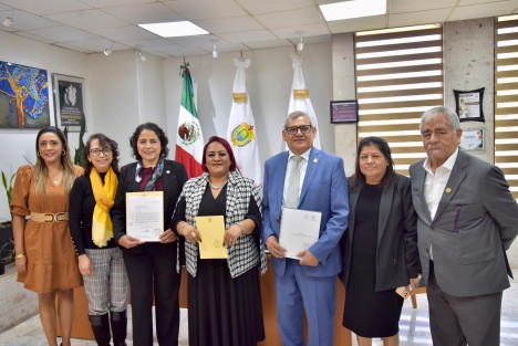La presidenta de la Mesa Directiva de la LXVI Legislatura, diputada Adriana Esther Martínez Sánchez, recibió en el Palacio Legislativo a autoridades de la Universidad Veracruzana (UV), quienes le entregaron una Iniciativa con Proyecto de Reforma a la Ley Orgánica de esta institución.