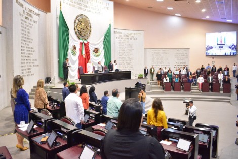 
En Sesión Extraordinaria, el Pleno de la LXVI Legislatura del Congreso del Estado de Veracruz votó en sentido favorable tres minutas enviadas por el Senado de la República, en materia de salarios, de vías y transporte ferroviario y de áreas y empresas estratégicas. 