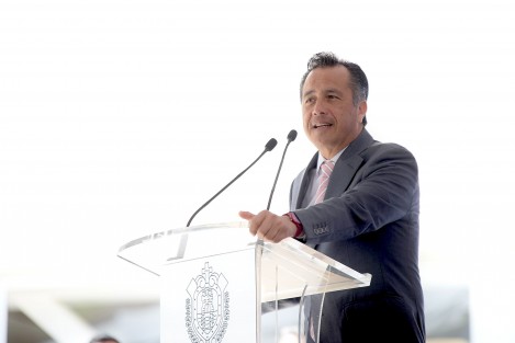 Al destacar que la Fiscalía General del Estado está dirigida por una mujer, Verónica Hernández Giadáns, señaló: Mi reconocimiento y el del pueblo de Veracruz es para ella y para las víctimas que esperaban justicia y la han alcanzado.