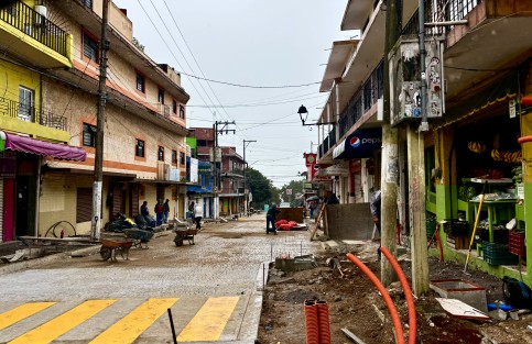 Sobre el tramo superior de la calle de Lucio, en el centro de Xalapa, continúan los trabajos de rehabilitación. 