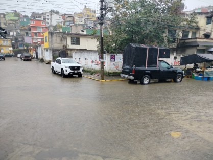 Las fuertes lluvias que se han sentido en la ciudad de Xalapa desde la noche del domingo y  hasta este medio día han provocado inundaciones en diferentes puntos de la ciudad capital.