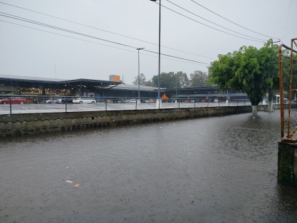 Las fuertes lluvias que se han sentido en la ciudad de Xalapa desde la noche del domingo y  hasta este mediodía han provocado inundaciones en diferentes puntos de la ciudad capital.
