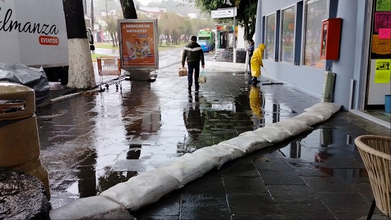 Las fuertes lluvias que se han sentido en la ciudad de Xalapa desde la noche del domingo y  hasta este mediodía han provocado inundaciones en diferentes puntos de la ciudad capital.