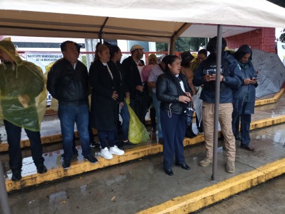 Personal del CESER Luis Hidalgo Monroy de Tantoyuca, Ver. afiliado al SDTEV, se manifiesta este lunes en las oficinas centrales de la SEV en Xalapa inconformes por el nombramiento de la actual directora, debido a que consideran no se respetó la autonomía de la institución para dicho nombramiento. 