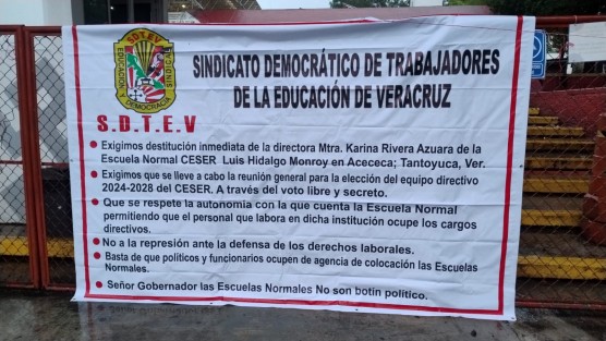 Personal del CESER Luis Hidalgo Monroy de Tantoyuca, Ver. afiliado al SDTEV, se manifiesta este lunes en las oficinas centrales de la SEV en Xalapa inconformes por el nombramiento de la actual directora, debido a que consideran no se respetó la autonomía de la institución para dicho nombramiento. 