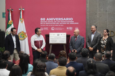 Con la develación de una placa alusiva a los 80 años del Seguro Social de los Trabajadores de la Educación del Estado de Veracruz (SSTEEV), el gobernador Cuitláhuac García Jiménez anunció el pago de 298 millones de pesos destinados a resarcir otro de los muchos saqueos a las arcas públicas en pasadas administraciones. 