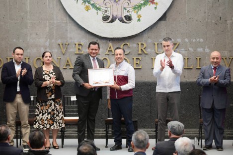 Desde la sede del Poder Ejecutivo, el Gobernador entregó reconocimientos por 50 años de servicio a Celia Quiñones Guerra; también a consejeros y exconsejeros, así como de manera previa a María Zenaida Rocío Albino Barrales, con más de 45 años de trayectoria administrativa en la institución. 