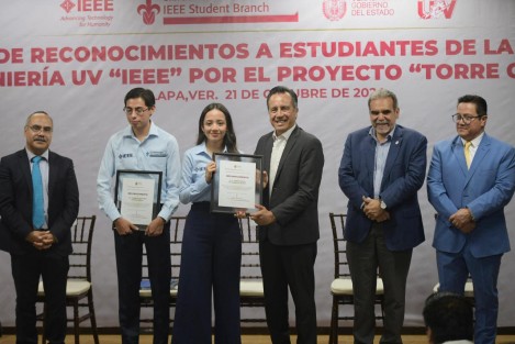 El Gobernador Cuitláhuac García Jiménez asistió a la Facultad de Ingeniería Mecánica Eléctrica de la Universidad Veracruzana, para entregar reconocimientos a estudiantes que crearon el Proyecto Torre Cinética, junto al rector Dr. Martín Aguilar.