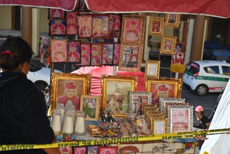 Con mucha fe, peregrinos y  comerciantes intensifican su presencia en la Catedral de Xalapa ante la llegada de la festividad de San Rafael Guízar y Valencia. 