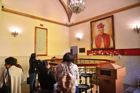 Con mucha fe, peregrinos y  comerciantes intensifican su presencia en la Catedral de Xalapa ante la llegada de la festividad de San Rafael Guízar y Valencia. 
