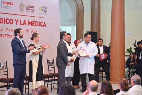 En Palacio de Gobierno se llevó  a cabo la ceremonia conmemorativa por el Día del Médico, presidida por el Gobernador Cuitláhuac García Jiménez. 