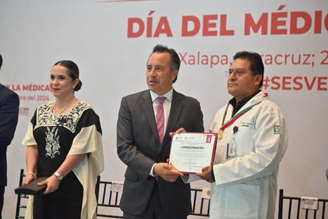 Se reconoció a algunos galenos durante el evento. 