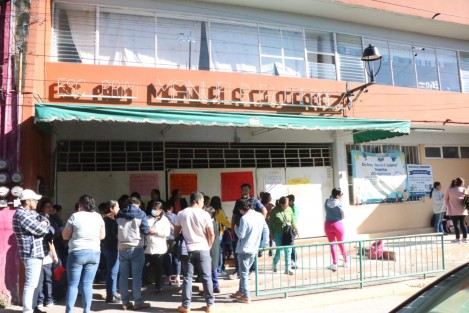 Padres de familia de un grupo de la escuela Primaria Estatal Manuel R . Gutiérrez, en el centro de Xalapa, se manifestaron debido al conflicto que se les ha presentado con una alumna y sus tutores quienes violentan y amenazan a alumnos, personal y padres de familia. 