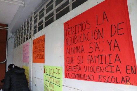Padres de familia de un grupo de la escuela Primaria Estatal Manuel R . Gutiérrez, en el centro de Xalapa, se manifestaron debido al conflicto que se les ha presentado con una alumna y sus tutores quienes violentan y amenazan a alumnos, personal y padres de familia. 