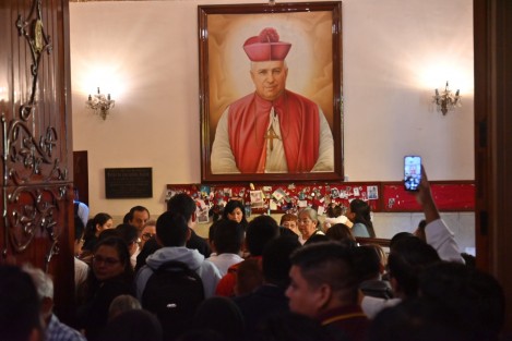 En la Catedral de Xalapa los fieles se congregan este día para visitar la tumba de San Rafael Guízar. Durante el día de celebran misas, dos de ellas fueron presididas por el arzobispo Jorge Carlos Patrón Wong. 
