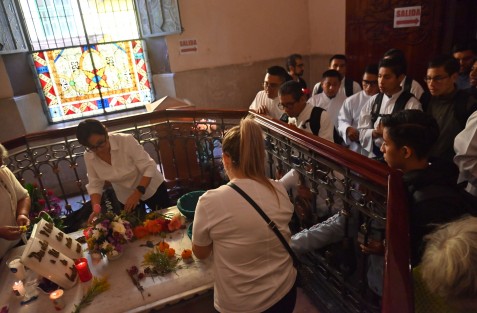 En la Catedral de Xalapa los fieles se congregan este día para visitar la tumba de San Rafael Guízar. Durante el día de celebran misas, dos de ellas fueron presididas por el arzobispo Jorge Carlos Patrón Wong. 