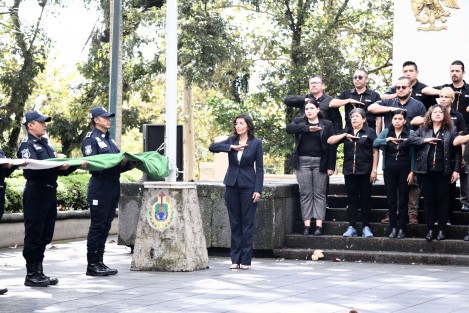 Como cada jueves en el parque Juárez de Xalapa se llevó a cabo la ceremonia de arrio de bandera, en esta ocasión encabezada por la encargada de la oficina de Oficina del Programa de Gobierno, Waltraud Martínez Olvera. 