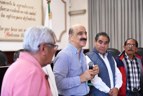  No le daré la espalda a Xalapa. Los trabajadores municipales y la ciudad seguirán teniendo todo mi apoyo, afirmó el alcalde Ricardo Ahued Bardahuil, tras recibir un reconocimiento del Sindicato de Trabajadores al Servicio del Ayuntamiento adherido a la CROC. 