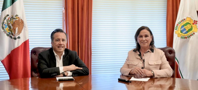 El Gobernador Cuitláhuac García Jiménez recibió la visita de cortesía de  la Ing. Rocío Nahle con quien definió  algunas fechas importantes del proceso de entrega-recepción. 