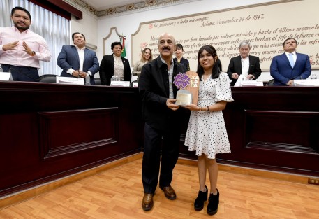 En Sesión Solemne de Cabildo, el Ayuntamiento de Xalapa entregó un reconocimiento a Ángela Elena Olazarán Laureano, considerada la mejor estudiante en el nivel mundial por la Organización de las Naciones Unidas, por su trayectoria en la ciencia y tecnología y ser la Premio Nobel de la Educación. 