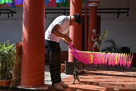 Trabajadores de la casa de Cultura en Naolinco elaboran os escenarios que adornarán este lugar durante la tradicional cantada en este municipio, la cual se realiza el primero de Noviembre de cada año.