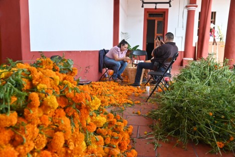 Trabajadores de la casa de Cultura en Naolinco elaboran os escenarios que adornarán este lugar durante la tradicional cantada en este municipio, la cual se realiza el primero de Noviembre de cada año.