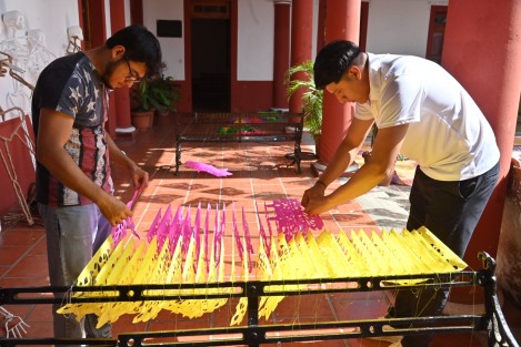 Trabajadores de la casa de Cultura en Naolinco elaboran os escenarios que adornarán este lugar durante la tradicional cantada en este municipio, la cual se realiza el primero de Noviembre de cada año.