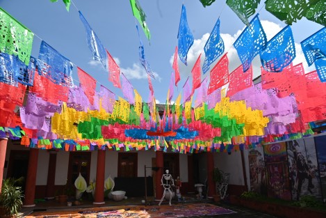Con papel picado, flores de cempasúchil y catrinas, se espera que durante los días de muertos arriben miles de visitantes.